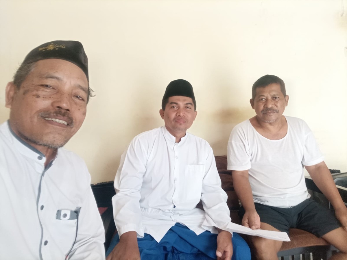 Pemberian bantuan ke anggota Lazisnu yang sedang sakit