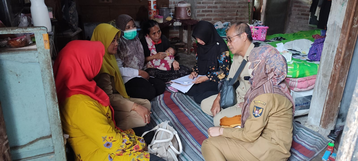 bersama TPK,PKB,Bidan wilayah,perwakilan kelurahan melakukan kunjungan rumah ke keluarga dengan resiko stunting