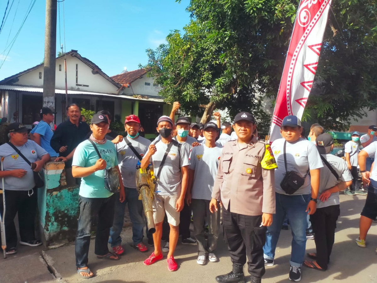 Pelaksanaan Fogging di wilayah RW 03 Kelurahan Kaliombo