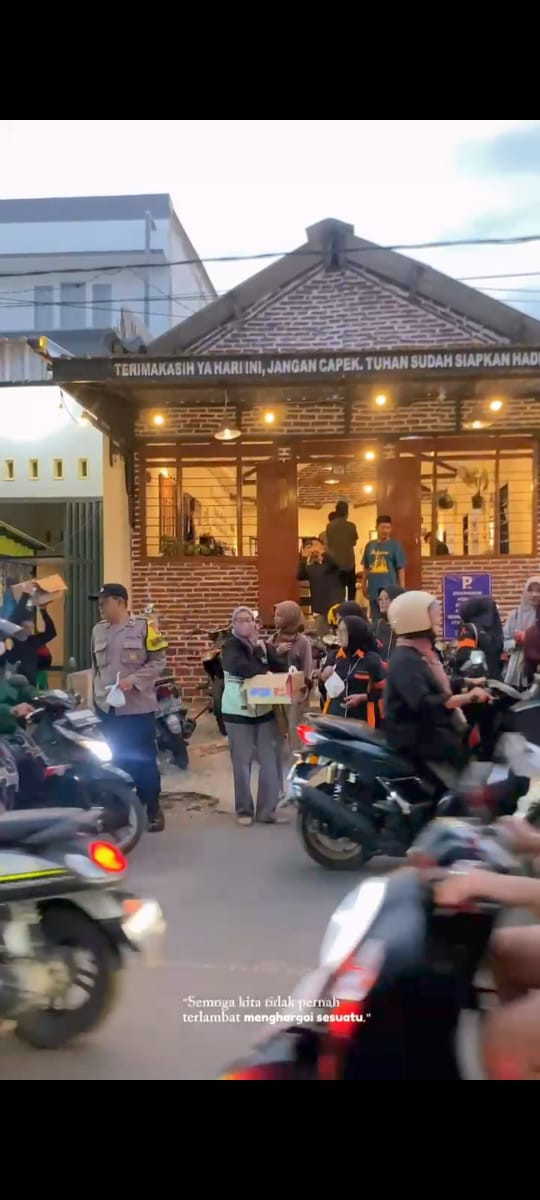 Kajian Ramadhan dan bagi-bagi takjil kepada sesama.