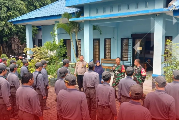 Kerja bakti bersama Satlinmas Kelurahan Oro Oro Ombo