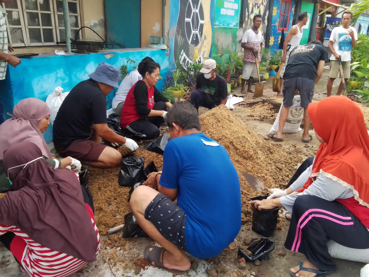 BAKTI SOSIAL WARGA DALAM MEMBERSIHKAN DAN MENINGKATKAN KASIH SAYANG KEPADA LINGKUNGAN