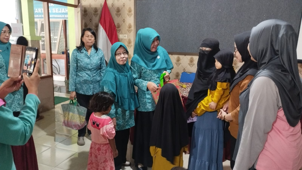 PEMBERIAN PMT DAN SOSIALISASI KELUARGA SEHAT DAN SEJAHTERA