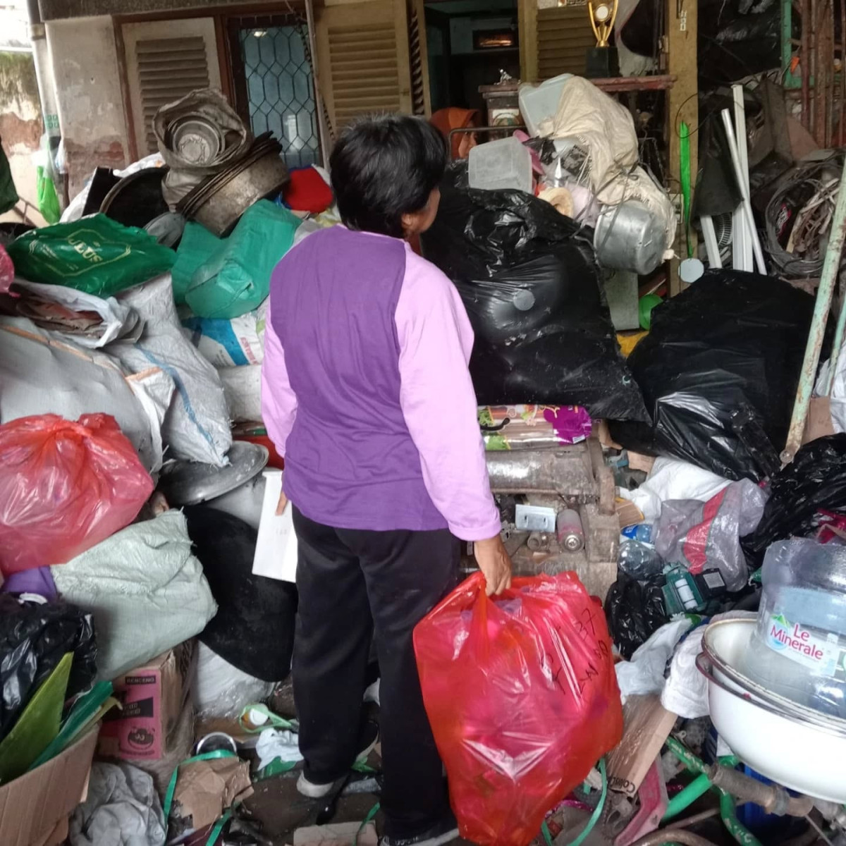PENANGANAN SAMPAH LEWAT BANK SAMPAH WILAYAH RW 06 KELURAHAN KARTOHARJO