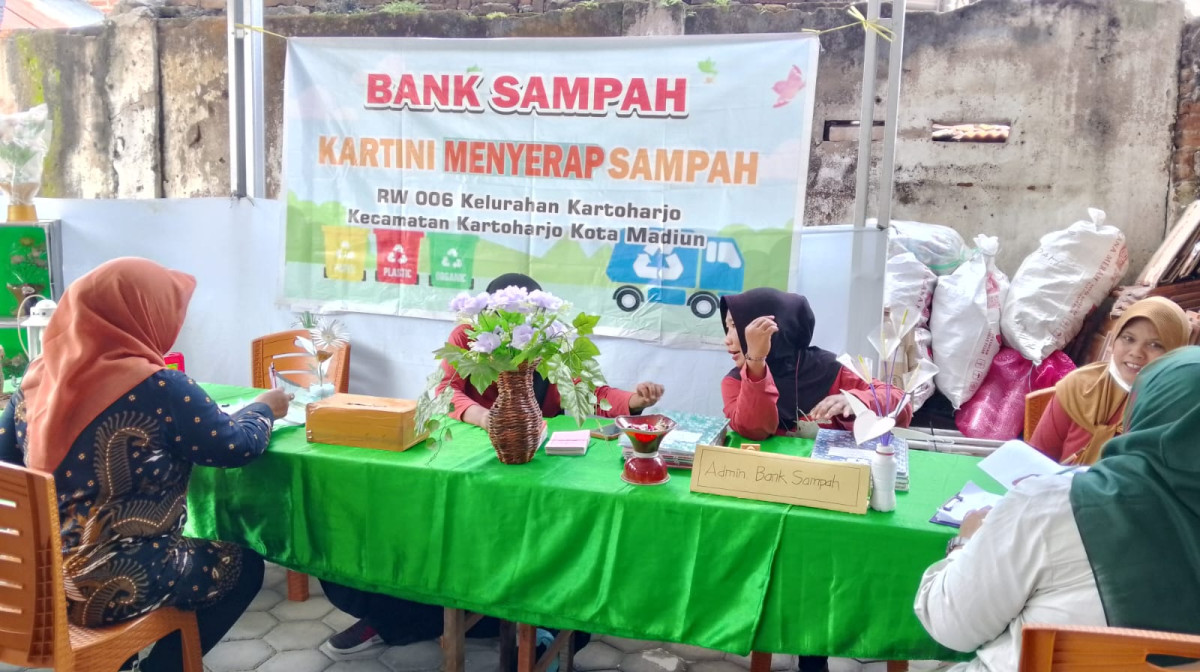 Penanganan Sampah Lewat Bank Sampah Wilayah RW 06 Kelurahan Kartoharjo