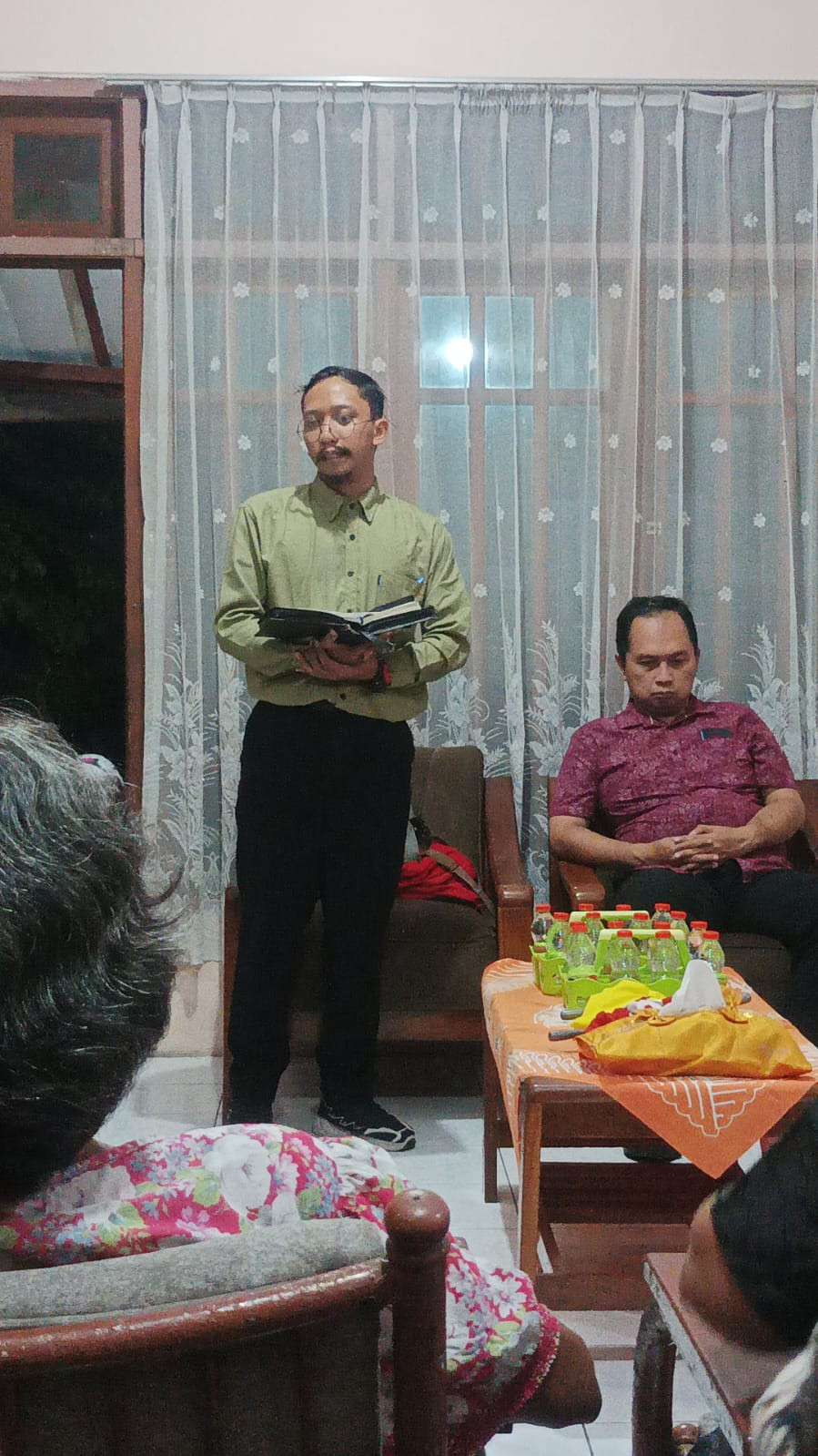 Kegiatan Kebaktian warga Nasrani di Kelurahan kartoharjo