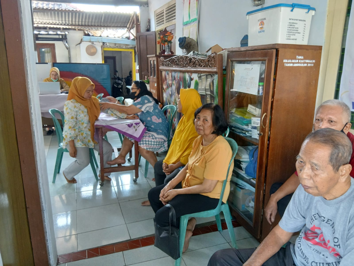 Pemeriksan Kesehatan Warga di Posyandu ILP 1