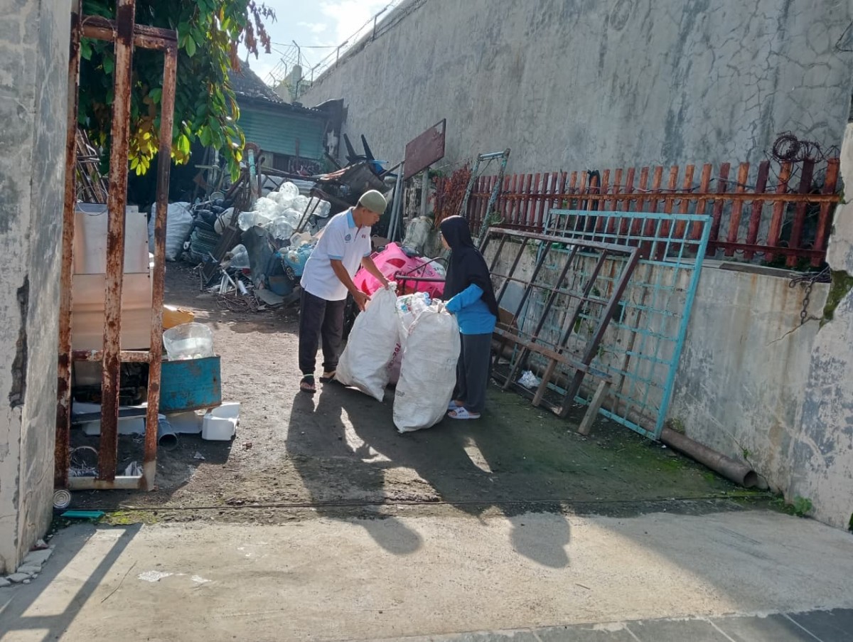 KERJA BAKTI MENGUMPULKAN BARANG BEKAS UNTUK MENCEGAH STUNTING