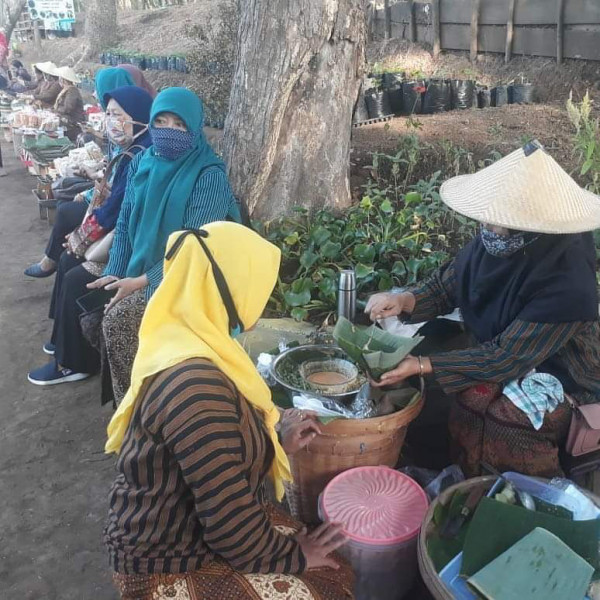 ikut serta berjualan dalam acara launching pasar Kontrasepsi