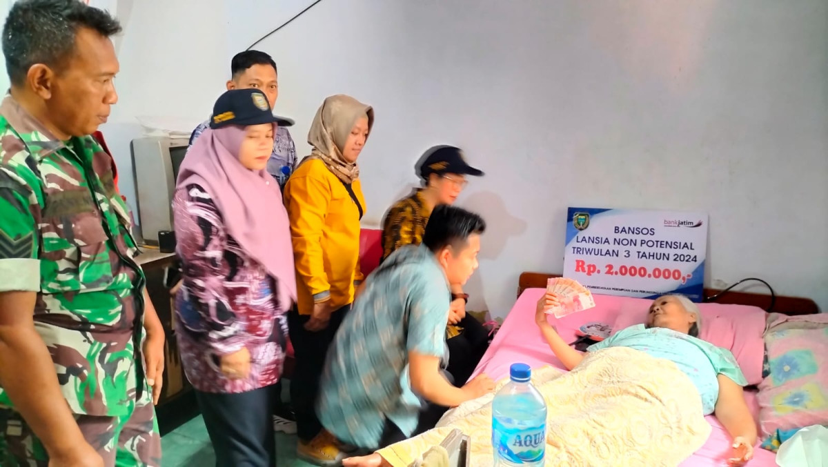 Pemberian bantuan  lansia ngebrok