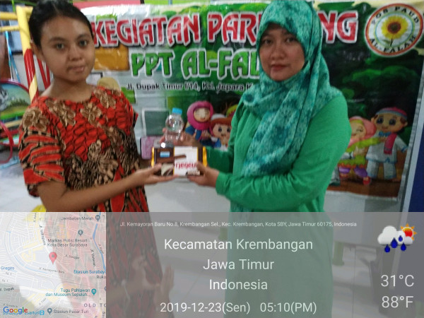 Penyerahan anak secara simbolis dari ketua ke wali peserta didik