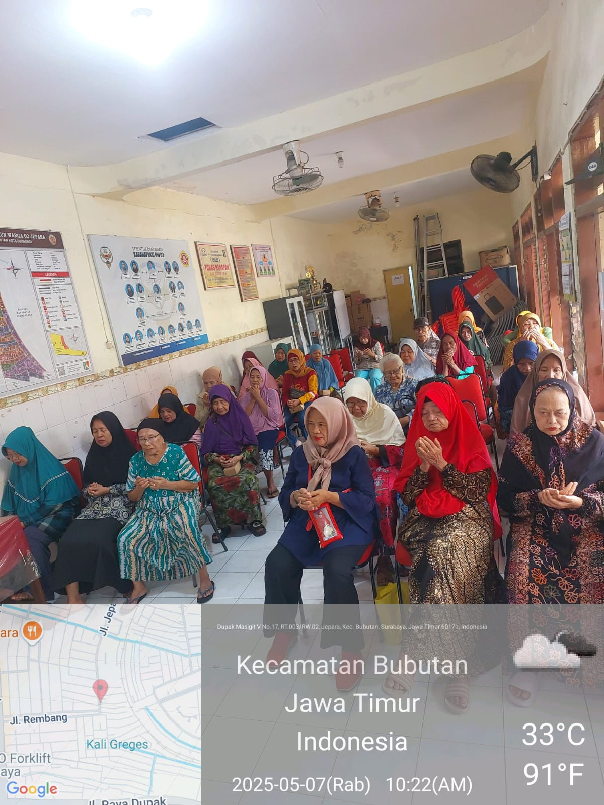berdoa bersama mengawali kegiatan pagi hari ini