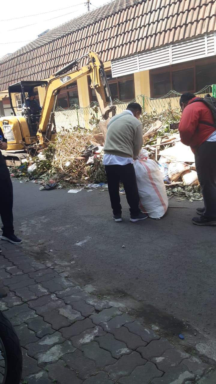 pengangkutan sampah hasil kerbak oleh DLH