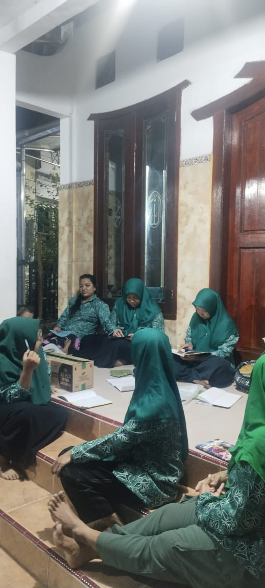 ibu-ibu anggota dengan penuh antusias mengikuti kegiatan