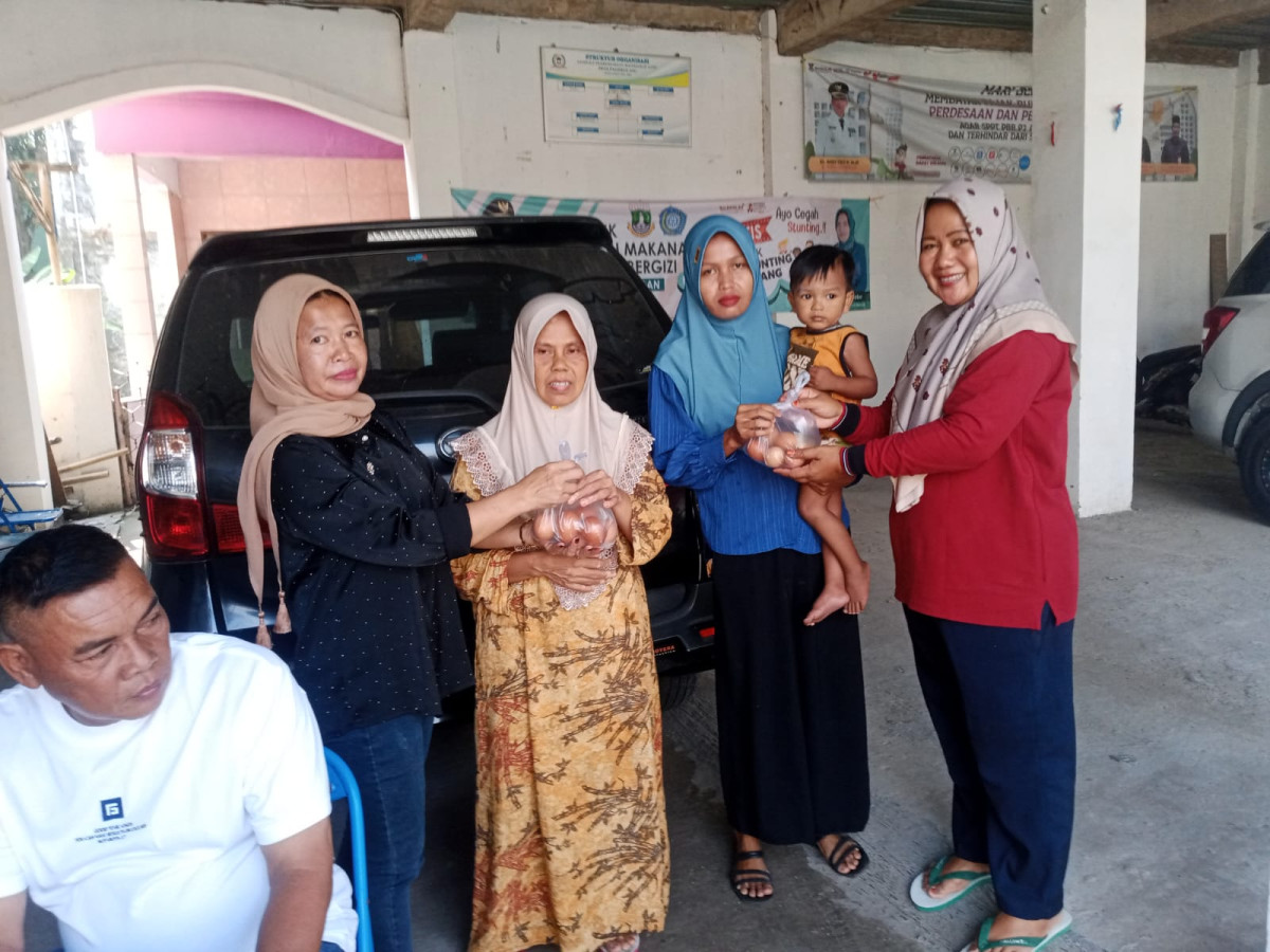 Pembagian pmt telur untuk krs