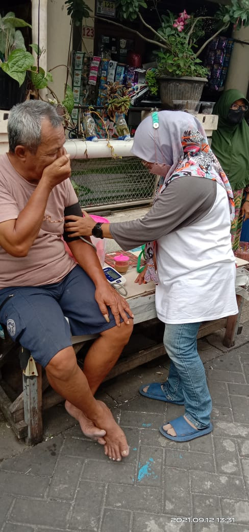 Pengecekan kesehatan  Lansia di RW 11