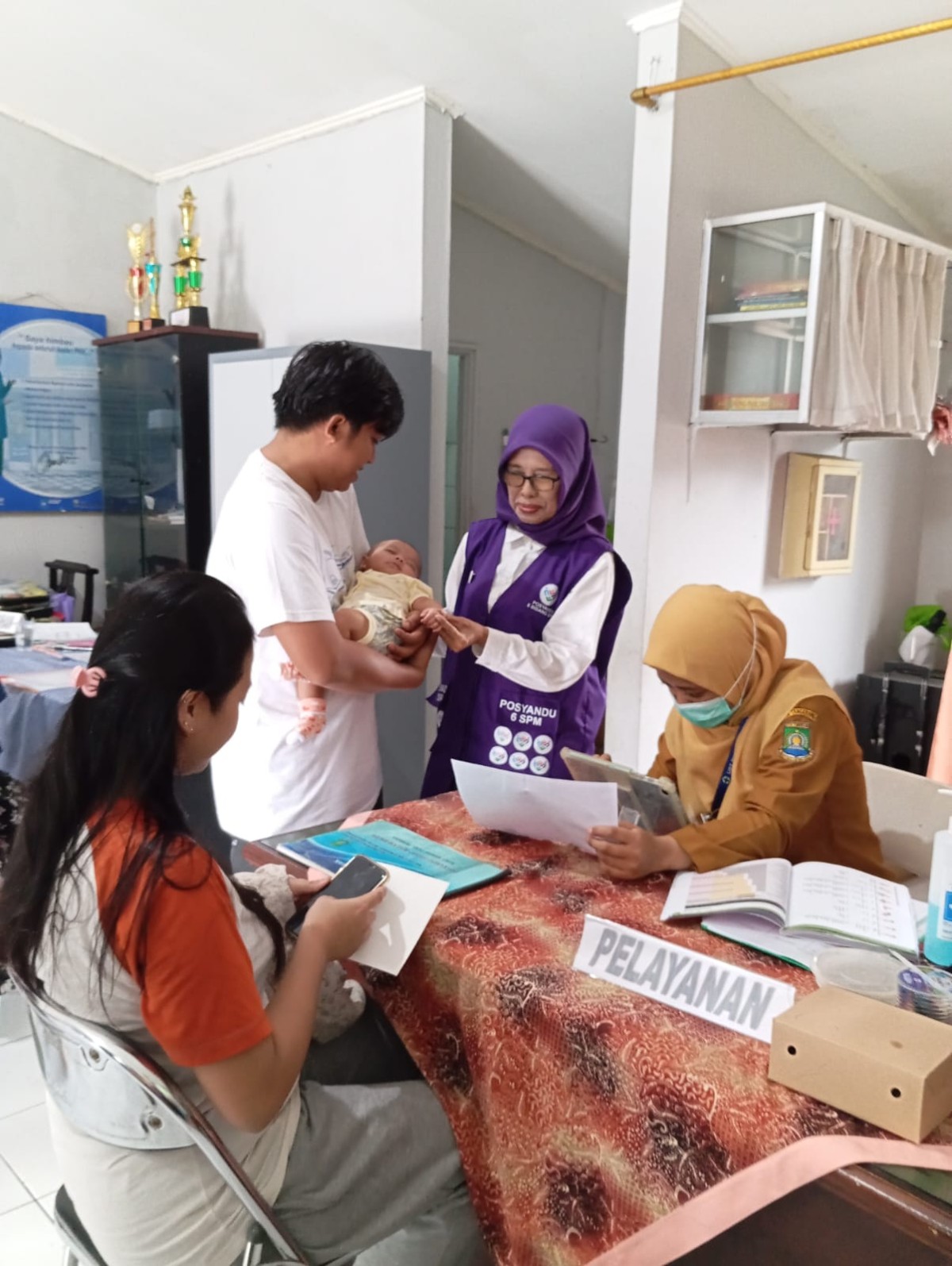 GATI GERAKAM AYAH TELADAN INDONESIA MENGANTAR ISTRI DAN ANAK KE POSYANDU