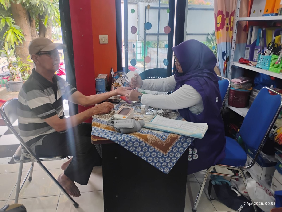 Pemeriksaan cek gula darah sesaat pada lansia