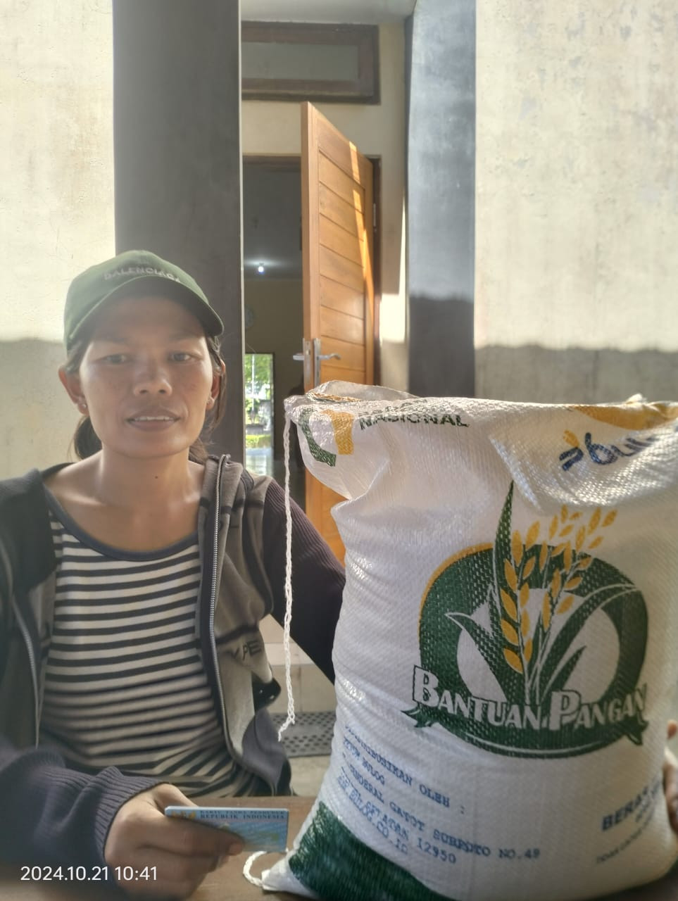 kegiatan pembagian beras