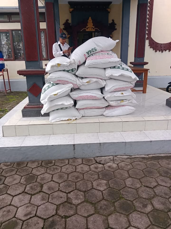 kegiatan penyerahan ternak ayam petelur