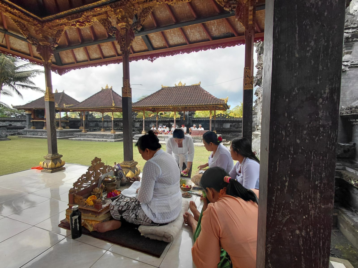 persembahyangan perangkat desa