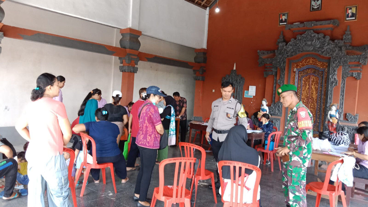 pendampingan Babinkamtibmas dan Babinsa Desa Yehembang di Posyandu Putra Linuih