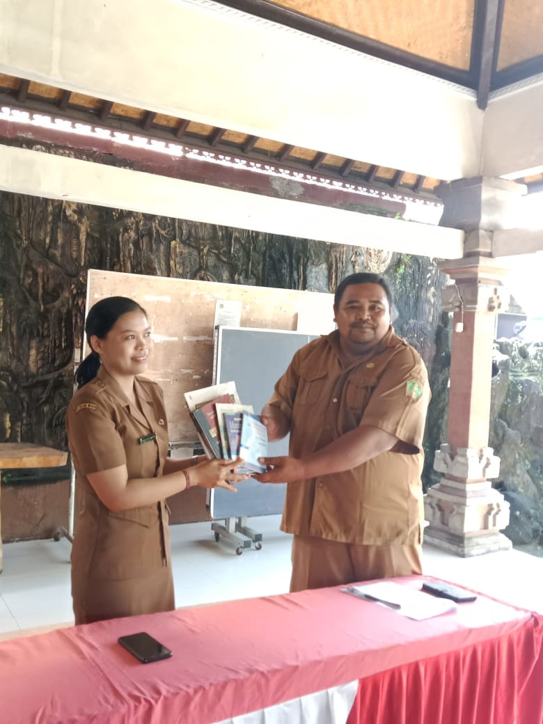 Penyerahan Bantuan Buku Bacaan kepada Pemerintah Desa Yehembang