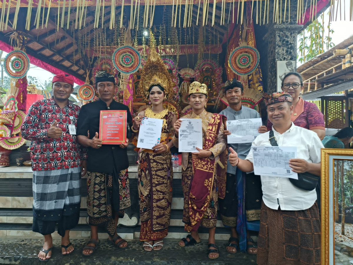 Penyerahan Akta Perkawinan Program Semara Ratih