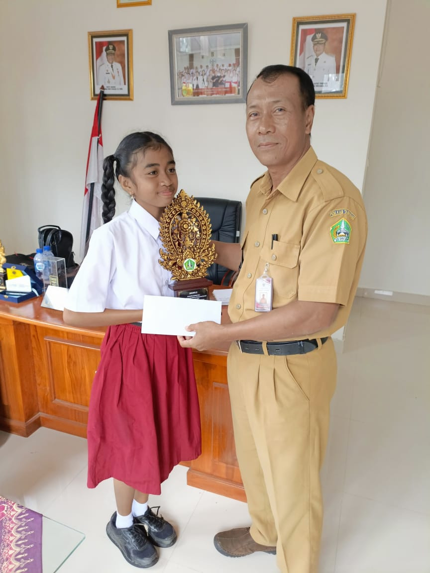 Penyerahan Penghargaan untuk lomba bulan bahasa bali