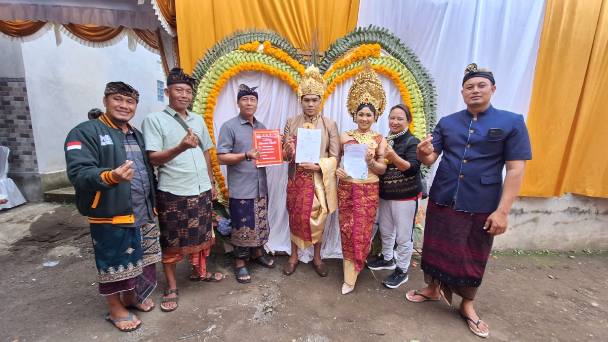 Penyerahan Akta Perkawinan Program Semara Ratih
