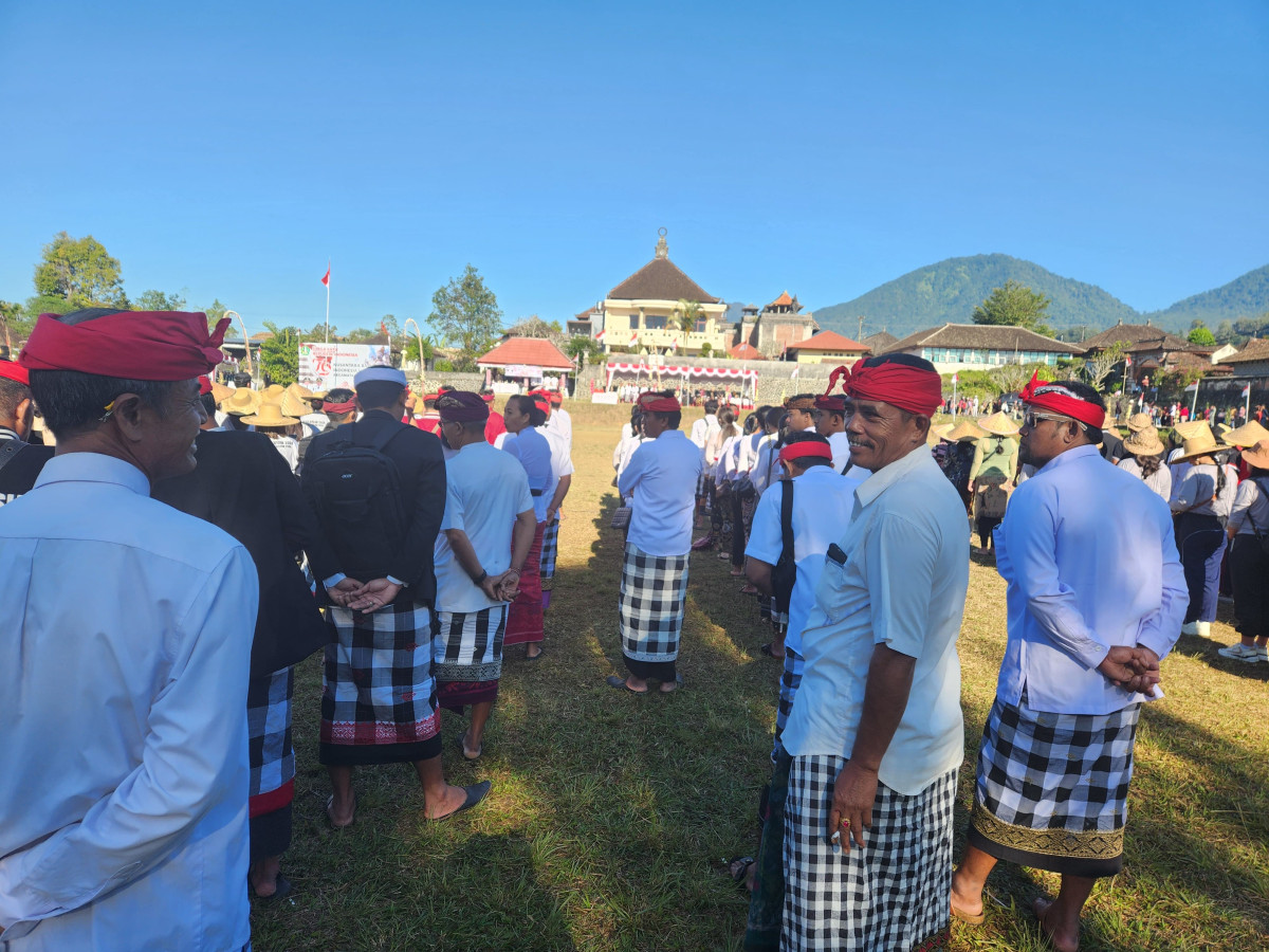 Upacara bendera di Lapangan Baturiti