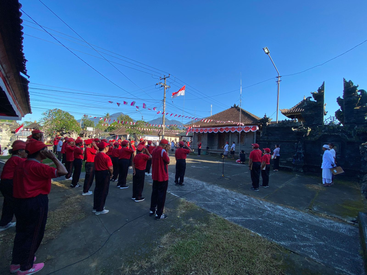 Upacara bendera di Balai Banjar Tegeh