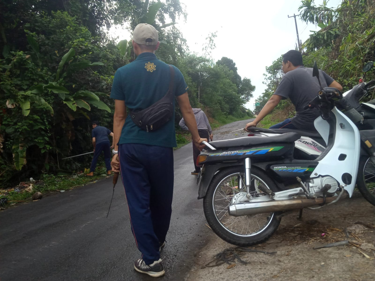 Bersih-bersih areal jalan Desa Angseri