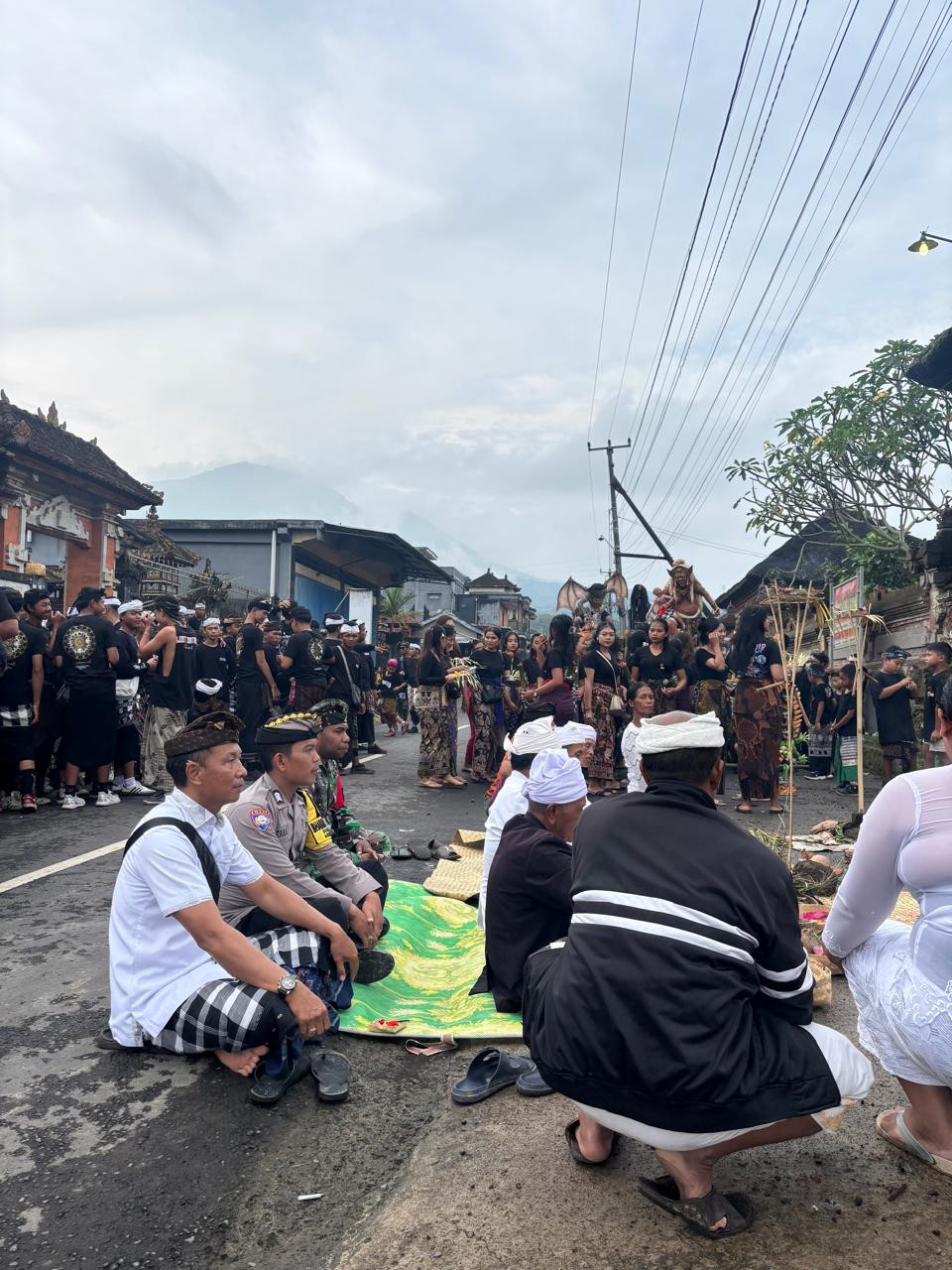 Hari Raya Pengerupukan Di Desa Angseri