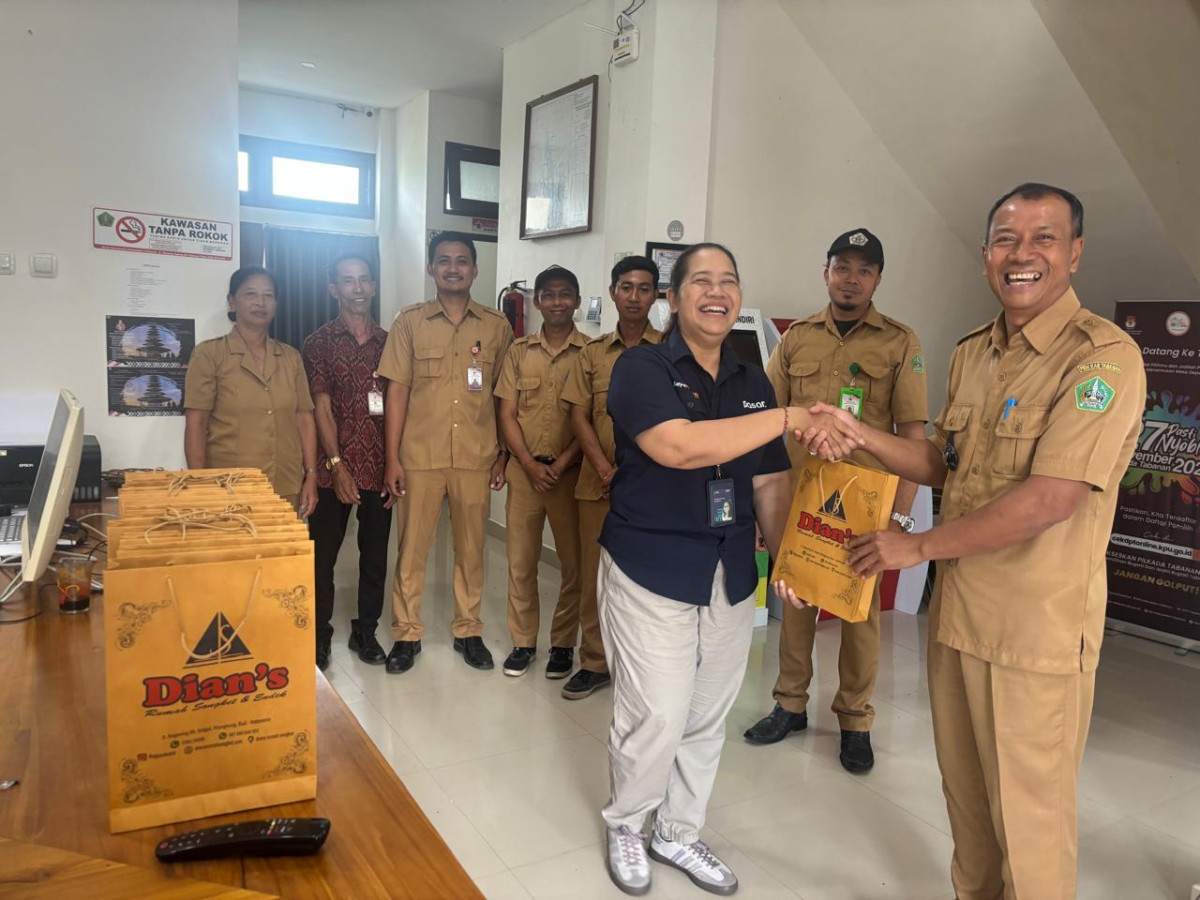 Soufenir Dari BRI untuk Pemerintah Desa