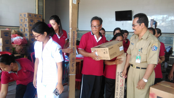 Penyerahan  seperangkat LCD beserta Layar .Suond Speaker