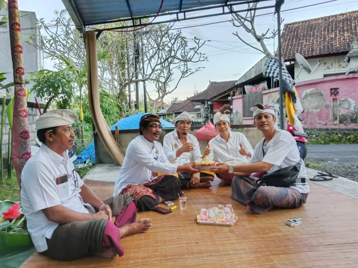 menghadiri uleman piodalan sekaligus menyerahkan punia
