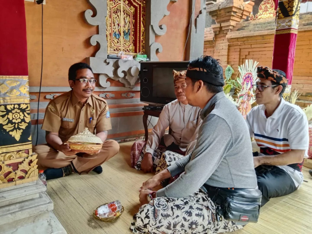 erbekel Buduk I Ketut Wira Adi Atmaja bersama Perangkat Desa dan Staf, melayat