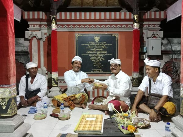 Perbekel Buduk "I Ketut Wira Adi Atmaja" bersama Perangkat Desa dan Staf, melaksanakan persembahyangan