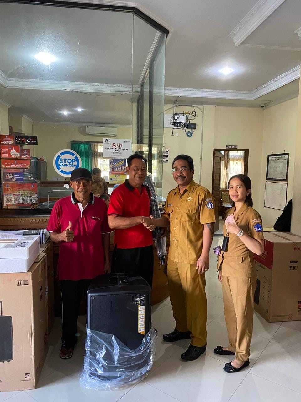 menyerahkan bantuan Speaker/ Soundsystem kepada Kader Bina Keluarga Lansia (BKL)