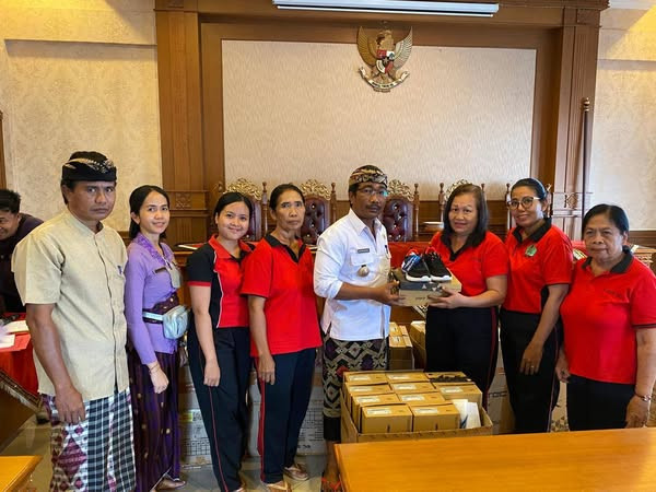 menyerahkan sepatu kepada seluruh Kader Posyandu, BKB, BKR, BKL, RDS, KP-ASI dan KPM se-Desa Buduk