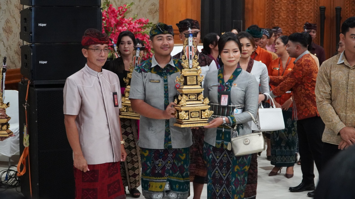 Lomba Busana Kerja Adat Hari Kamis
