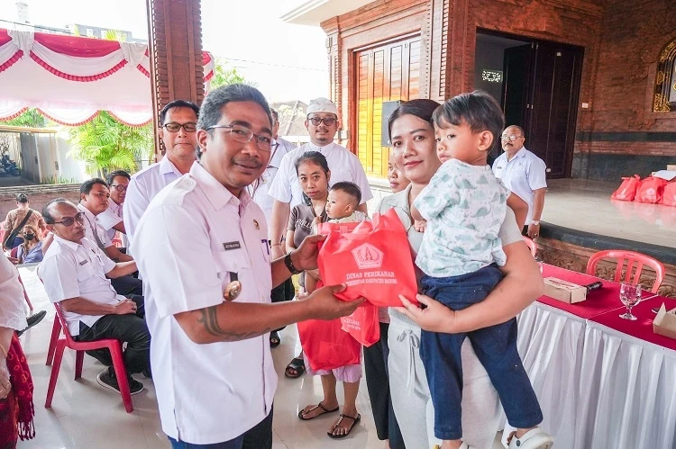 Dinas Perikanan Badung Bagikan 162 Paket Olahan Ikan Cegah Stunting di Desa Buduk