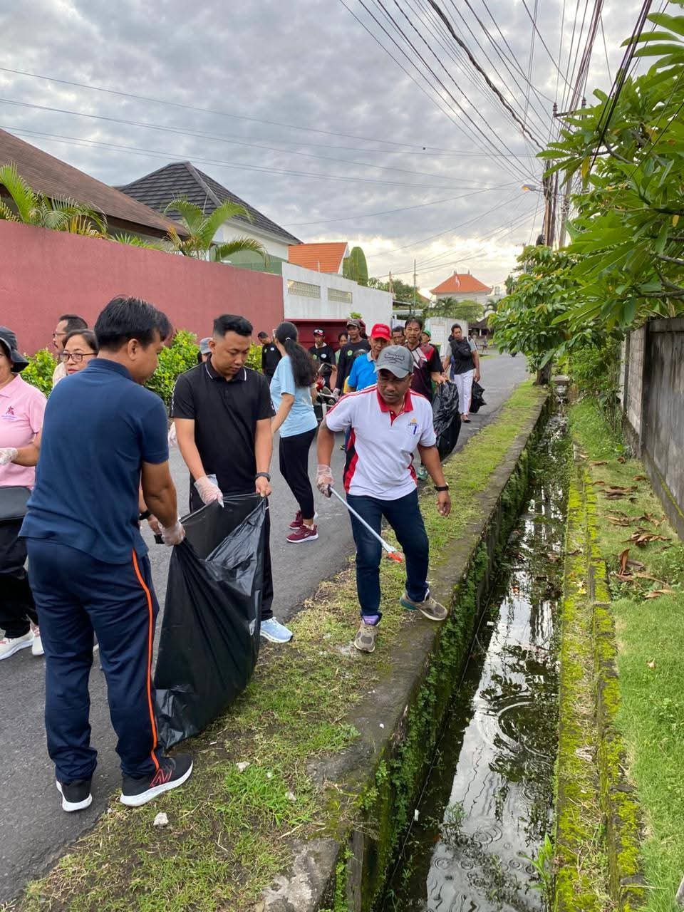 Jalan santai dan bertepatan dengan kegiatan Gotong Royong Semesta Berencana Penanaman Pohon dan Bersih Sampah Tahap ke-2