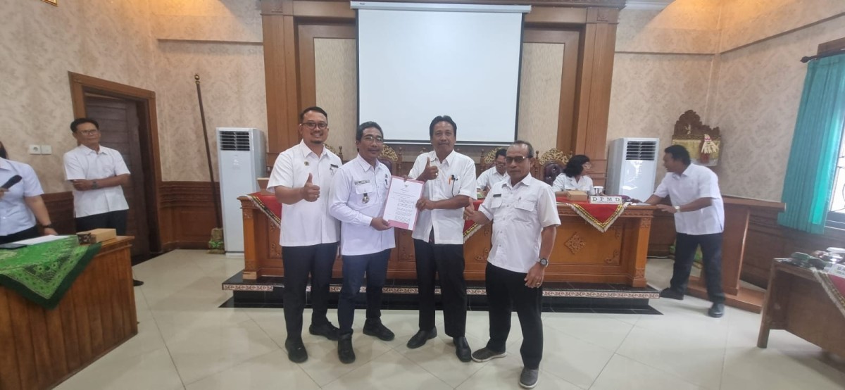 Menyerahkan SK Purna Tugas Kelian Banjar Dinas Bernasi