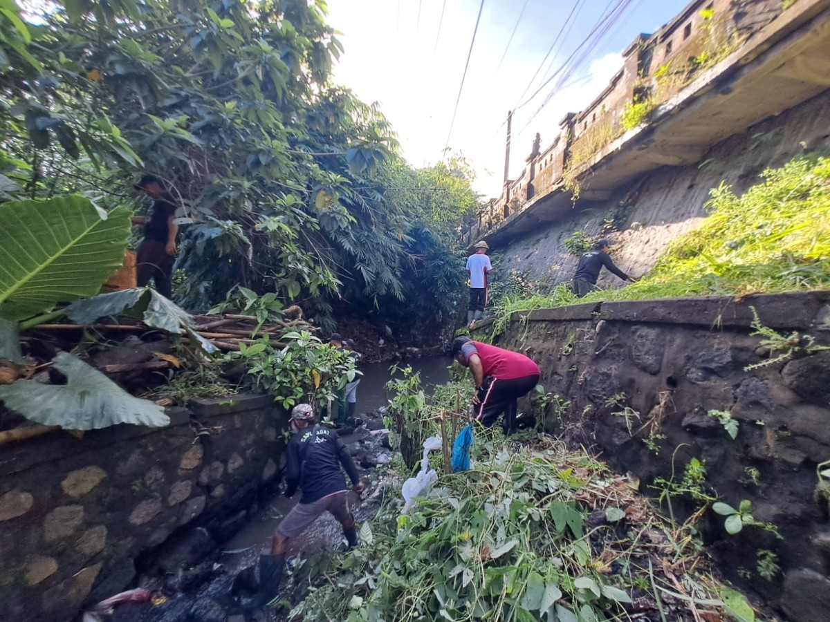 Gotong Royong/ Bersih-bersih sampah di lingkungan desa