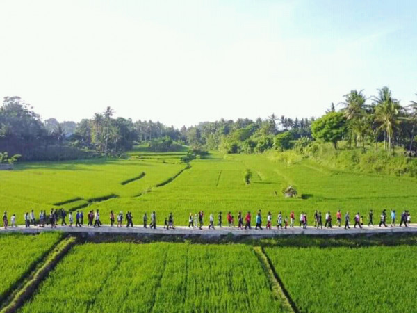 Masyarakat desa menikmati wisata tracking di desa sendiri