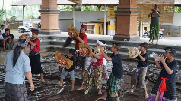 Peserta berlatih balang barong