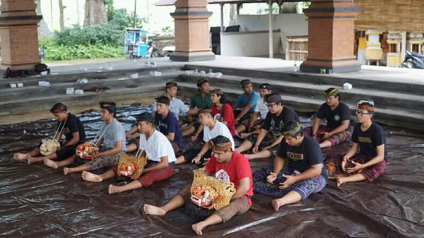 Peserta berlatih bapang barong