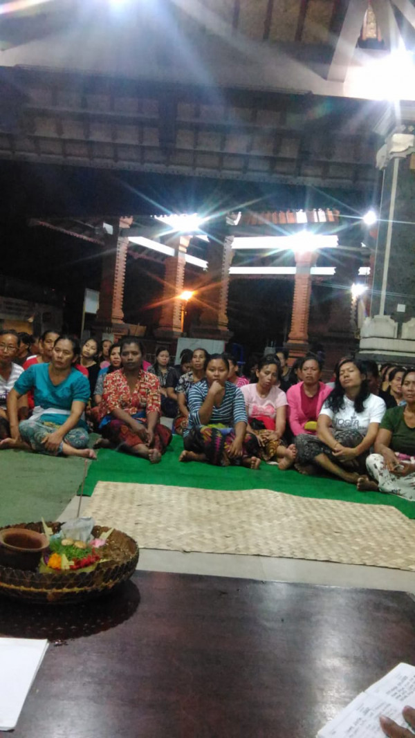 Peserta sedang mendengarkan arahan dari Pak Kelian Dinas